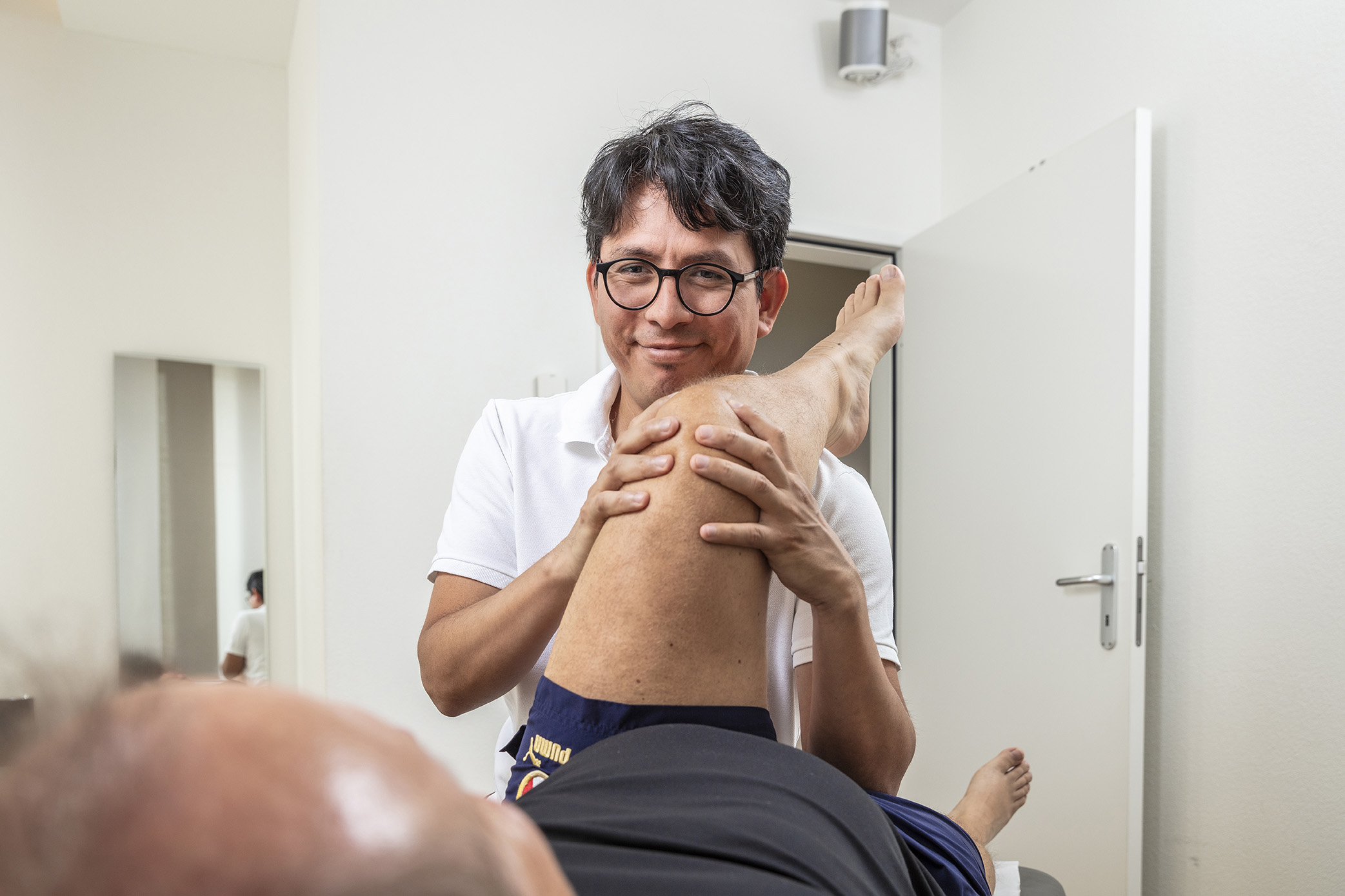 Physiotherapeut Vani Zamora während einer Behandlung